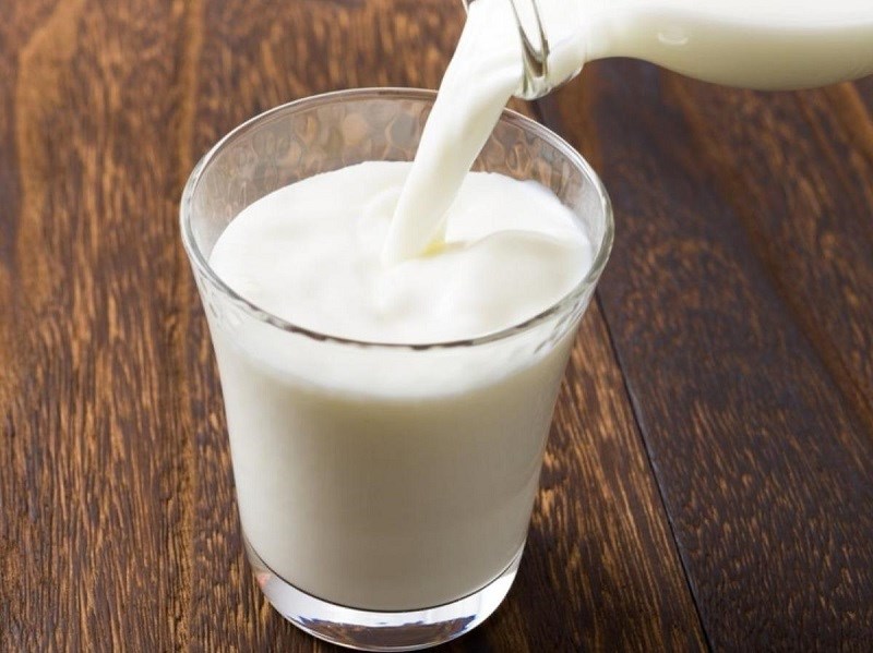 Sự đa dạng của thị trường sữa ngày nay mang lại cho chúng ta không ít lựa chọn và trong số đó, sự phân biệt giữa sữa tách béo và sữa nguyên kem là một điều quan trọng khi quyết định chọn loại sữa nào phù hợp với nhu cầu dinh dưỡng. Cả hai loại sữa đều có đặc điểm và ưu điểm riêng, từ chất béo đến hương vị và cách sử dụng. Hãy cùng Blanca khám phá những điểm khác biệt giữa sữa tách béo và sữa nguyên kem trong nội dung bài viết dưới đây. 1. Sữa tách béo là gì? Sữa tách béo hay còn được biết đến với tên gọi sữa tách kem, đơn giản là sữa đã trải qua quá trình loại bỏ một phần chất béo hoặc kem từ sữa. Điều này dẫn đến việc mất đi hương vị béo ngậy và màu trắng tự nhiên của sữa, khiến cho sữa tách béo có vị khác biệt so với các loại sữa nguyên chất khác. Mặc dù sữa tách béo không loại bỏ toàn bộ 100% chất béo từ sữa, tỷ lệ này phụ thuộc vào quy trình sản xuất của từng nhà sản xuất. Do đó, so với sữa nguyên kem, sữa tách béo yêu cầu thêm bước tách béo/kem, làm tăng chi phí sản xuất và làm cho giá thành cao hơn. 2. Sữa nguyên kem là gì? Sữa nguyên kem hay còn gọi là Full Cream Milk, là sự kết hợp hoàn toàn từ sữa bò tươi, không thêm bất kỳ chất bảo quản hoặc phụ gia nào trong quá trình sản xuất. Sữa nguyên kem tồn tại dưới hai dạng chính: sữa bột nguyên kem và sữa tươi nguyên kem. Sự khác biệt cơ bản giữa hai loại này xuất phát từ quá trình tách nước trong quá trình chế biến. Sử dụng nhiệt độ cao có thể dẫn đến mất mát hoặc giảm lượng một số chất dinh dưỡng quan trọng. Do đó, sữa bột nguyên kem thường có hàm lượng chất béo và chất dinh dưỡng thấp hơn so với sữa tươi nguyên kem. 3. Sữa tách béo và sữa nguyên kem khác nhau ở điểm gì? Sự khác biệt giữa sữa tách béo và sữa nguyên kem có nguồn gốc từ quá trình sản xuất, mặc dù cả hai đều được chiết xuất từ sữa bò và có hai dạng là bột hoặc nước, cũng như đều đóng vai trò là thực phẩm bổ sung chất dinh dưỡng. Tuy nhiên, đặc điểm quan trọng nhất nằm ở hàm lượng chất béo và nội dung dưỡng chất khác: Hàm lượng chất béo: Sữa nguyên kem thường có hàm lượng chất béo cao, khoảng 3,5-3,7% (tùy thuộc vào loại sữa bột hay sữa tươi). Ngược lại, sữa tách béo chỉ chứa khoảng 0,5% chất béo, đa phần là chất béo chưa bão hòa. Vitamin và khoáng chất: Quá trình tách béo của sữa tách béo đồng nghĩa với việc loại bỏ một số vitamin và khoáng chất. Điều này bao gồm vitamin A (có vai trò quan trọng trong chức năng thị giác và hệ thống miễn dịch), vitamin C (đóng vai trò trong tăng cường hệ miễn dịch và phòng ngừa bệnh tim mạch) và vitamin K (hỗ trợ quá trình đông máu và chuyển hóa canxi trong xương). Sữa tách béo lại nổi bật với nhiều canxi và protein, hai chất dưỡng chất quan trọng hỗ trợ phát triển xương, răng và chức năng cơ bắp. 4. Đối tượng sử dụng của sữa tách béo và sữa nguyên kem Lựa chọn loại sữa phù hợp với nhu cầu cá nhân là quan trọng để đảm bảo sức khỏe. Sữa tách béo có nhiều loại với các tỷ lệ phần trăm tách béo khác nhau. Lựa chọn loại sữa tách béo phù hợp tùy thuộc vào nhu cầu cá nhân. Nếu bạn đang theo chế độ ăn ít chất béo và cholesterol, sữa tách béo có thể là sự lựa chọn thích hợp. Tuy nhiên, phụ nữ mang thai và trẻ em nên sử dụng loại sữa chuyên dụng thay vì sữa tách béo. Đồng thời, khi tiêu thụ sữa tách béo, cần bổ sung thêm vitamin và chất dinh dưỡng thiếu hụt để đảm bảo cân nặng và sức khỏe. Sữa nguyên kem là lựa chọn thông dụng hơn vì không có sự hạn chế đối tượng sử dụng. Mọi lứa tuổi, từ thanh thiếu niên đến người trung niên, người cao tuổi, những người ốm bệnh, người kén ăn hoặc suy dinh dưỡng, đều có thể sử dụng sữa nguyên kem. Tuy nhiên, cần lưu ý rằng trẻ em dưới 1 tuổi hoặc trẻ có vấn đề về tiêu hóa không nên sử dụng sữa nguyên kem, vì hệ tiêu hóa của họ không phù hợp để hấp thụ đầy đủ dinh dưỡng từ sữa, có thể gây ra các vấn đề như đầy hơi, khó tiêu, nôn mửa. 5. Thương hiệu sữa tách béo và sữa nguyên kem nhập khẩu trực tiếp từ Hà Lan BLANCA là một thương hiệu sữa nổi tiếng, chuyên cung cấp sữa tách béo và sữa nguyên kem nhập khẩu trực tiếp từ Hà Lan. Xuất phát từ quốc gia nổi tiếng với nguồn nguyên liệu sữa chất lượng cao, BLANCA tự hào mang đến cho người tiêu dùng trên toàn thế giới những sản phẩm sữa chất lượng và ngon miệng. Với hơn 65 năm kinh nghiệm trong ngành sữa, Blanca Milk mang theo di sản của niềm tin vào chất lượng sản phẩm. Sữa bột Blanca tuân thủ các tiêu chuẩn chất lượng và vệ sinh nghiêm ngặt quy trình sấy khô ban đầu cho đến đóng gói cuối cùng. Tham khảo chi tiết Sữa Blanca nhập khẩu trực tiếp từ Hà Lan tại đây: https://blancamilk.com.vn/sua-blanca/ Lời kết Lựa chọn giữa sữa tách béo và sữa nguyên kem phụ thuộc vào mục tiêu dinh dưỡng và sở thích cá nhân của mỗi người tiêu dùng. Quan trọng nhất là hiểu rõ về đặc tính của từng loại sữa để có quyết định thông minh về lựa chọn sữa phù hợp với nhu cầu và khẩu vị cá nhân. Hy vọng bài viết trên của Blanca đã giúp bạn có cái nhìn tổng quan về sự khác nhau giữa sữa tách béo và sữa nguyên kem, từ đó hỗ trợ quá trình chọn lựa sản phẩm sữa phù hợp nhất cho gia đình bạn.