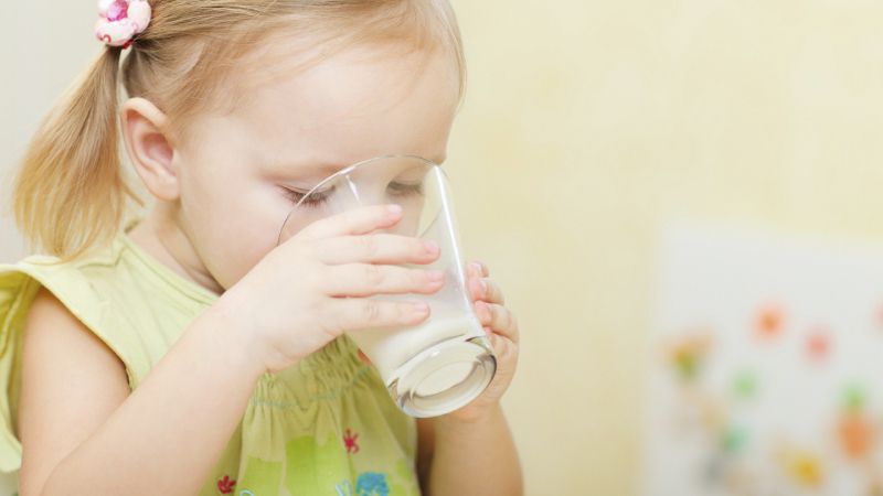 Có nên đổi sữa thường xuyên cho bé hay không